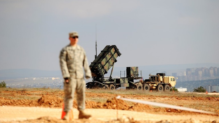 パトリオットミサイルの脇に立つ米兵＝１３年１２月５日、トルコの軍基地/(Bulent Kilic/AFP/Getty Images)