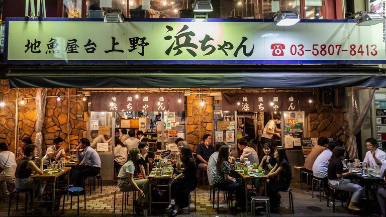 上野の居酒屋で飲酒を楽しむ人々＝７月２９日、東京/Yuichi Yamazaki/Getty Images