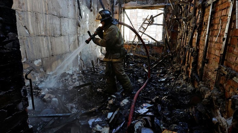住宅のアパートの消火に当たる消防士＝１５日、ロシア支配下のウクライナ東部ドネツク州/Alexander Ermochenko/Reuters