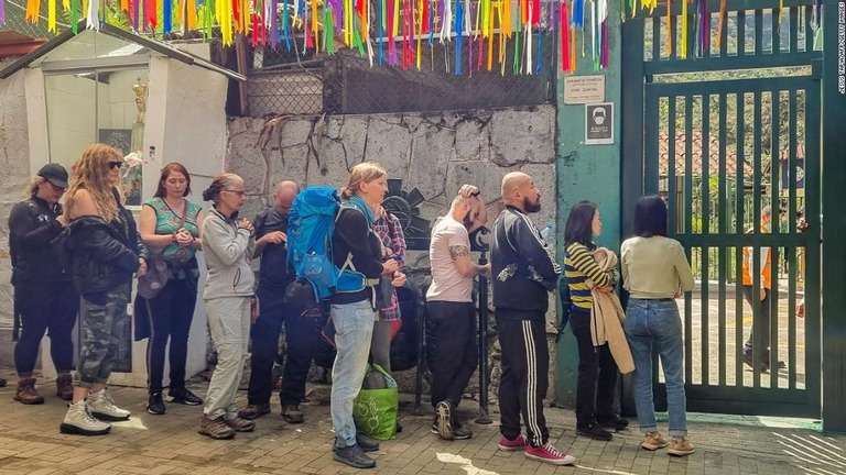 マチュピチュから移動できず、鉄道駅に列をなす旅行者ら/Jesus Tapia/AFP/Getty Images