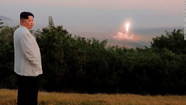 北朝鮮政府が公開した、ミサイル発射を視察する金正恩総書記の写真/Korean Central News Agency/Korea News Service/AP/File