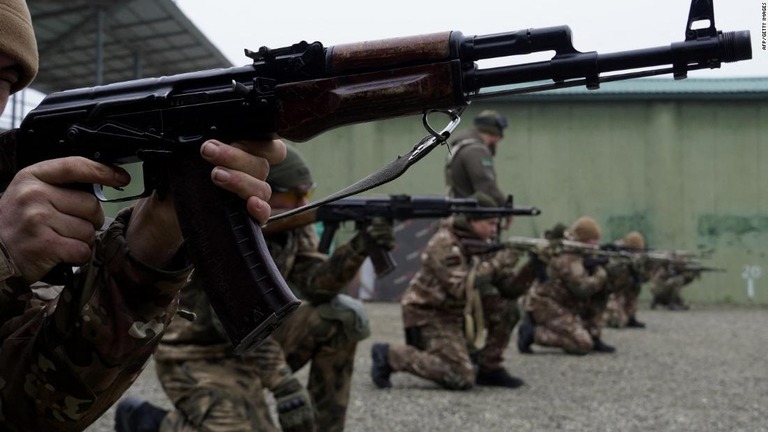 軍事訓練を受ける志願兵や特殊部隊の隊員＝１４日、ロシア・チェチェン共和国/AFP/Getty Images