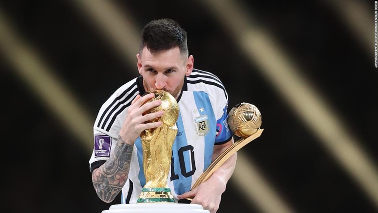 優勝を果たしてトロフィーに口づけするアルゼンチンのメッシ/Julian Finney/Getty Images Europe/Getty Images