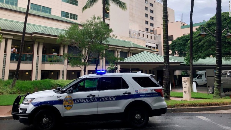 ハワイアン航空の旅客機が激しい乱気流に巻き込まれ、負傷者の一部は市内の病院へ搬送された/Audrey McAvoy/AP