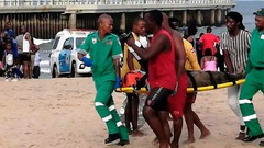 巨大波が海水浴客を直撃、３人死亡　南アフリカ