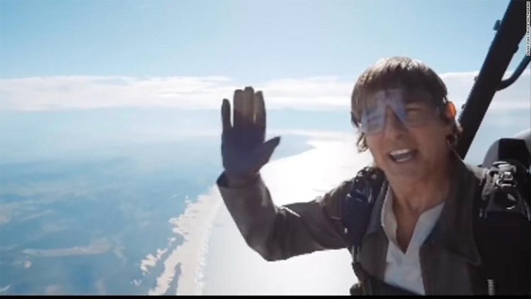 トム・クルーズ氏が撮影先の南アフリカでスカイダイビングをしながらファンにあいさつする動画を投稿した/From Tom Cruise/Instagram