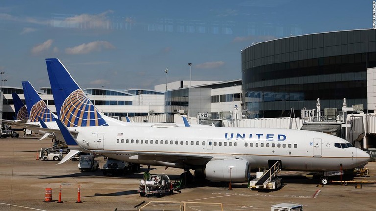 ジョージ・ブッシュ・インターコンチネンタル空港のゲートに駐機するユナイテッド航空機＝９月２４日、ヒューストン/James Patterson/AP