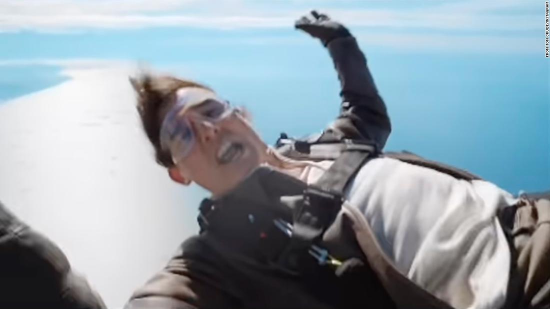 実際に飛行機からダイブしたクルーズ氏/From Tom Cruise/Instagram