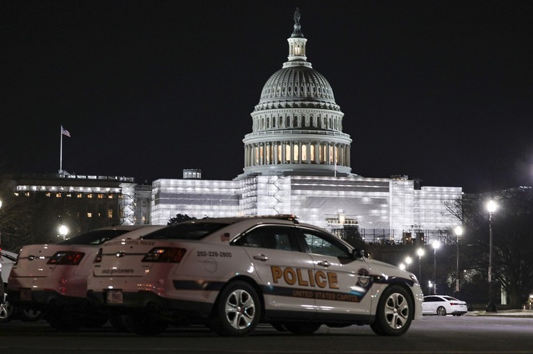 ウクライナのゼレンスキー大統領の訪米前に警備を強化する警察/Celal Gunes/Anadolu Agency/Getty Images