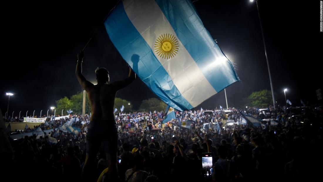 選手らの到着前にアルゼンチンサッカー協会のグラウンド外に集まったファン/Mariana Nedelcu/Reuters
