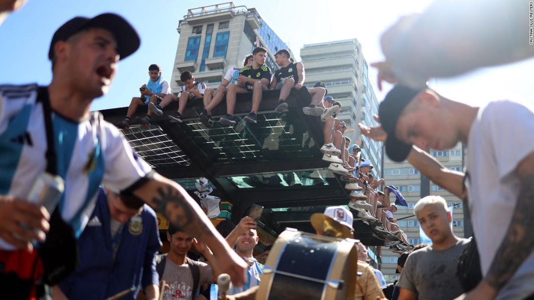アルゼンチン代表チームのバスを見ようと高所まで登るファンも/Cristina Sille/Reuters