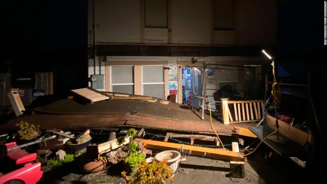 地震による被害がみられる建物=20日、米カリフォルニア州リオデル/Kent Porter/The Press Democrat/AP