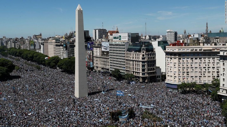 ブエノスアイレス中心部の記念塔オベリスクには何十万人ものファンが訪れた/Agustin Marcarian/Reuters