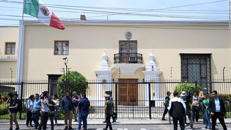 メキシコ外相によるとペルーのカスティジョ前大統領の家族はペルー首都リマにあるメキシコ大使館にいる/Ernesto Benavides/AFP/Getty Images