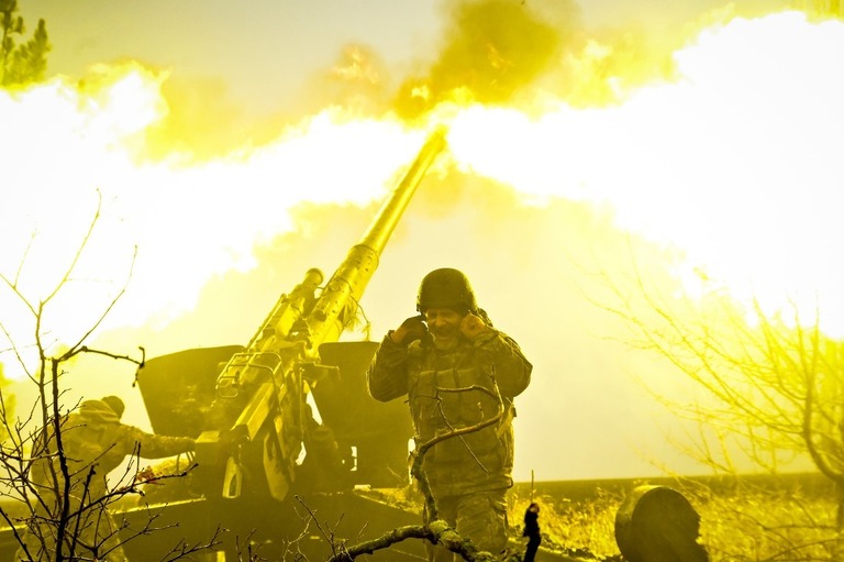 ウクライナ軍兵士がロシア側の標的に向けて榴弾砲を発射＝１６日、ザポリージャ州/(Dmytro Smoliyenko/Ukrinform/Future Publishing/Getty Images