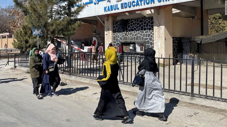 カブール教育大学の前を歩く女子学生＝２月２６日/Stringer/Reuters