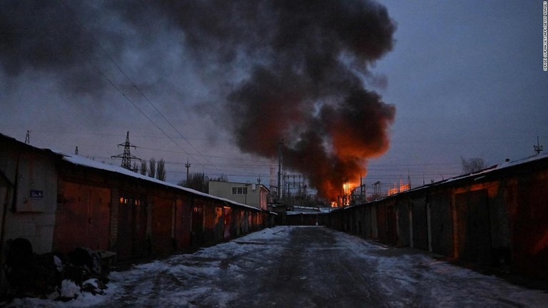 ドローン攻撃を受けた後に火災を起こす重要な電力インフラ施設＝１９日、キーウ　
/Sergei Supinksky/AFP/Getty Images