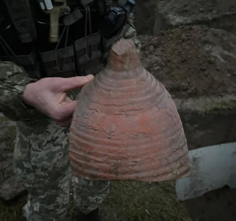 防御施設を建設中のウクライナで古代の容器などが出土した/courtesy Ukrainian Border Guard