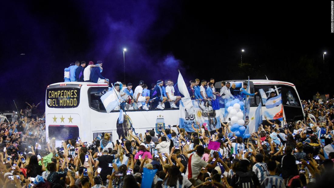 ファンに囲まれバスから声援に応えるアルゼンチンの選手ら/Mariana Nedelcu/Reuters