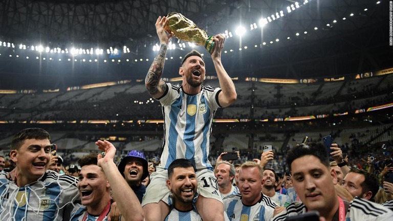 トロフィーを掲げて勝利を喜ぶメッシ選手/David Ramos/FIFA/Getty Images