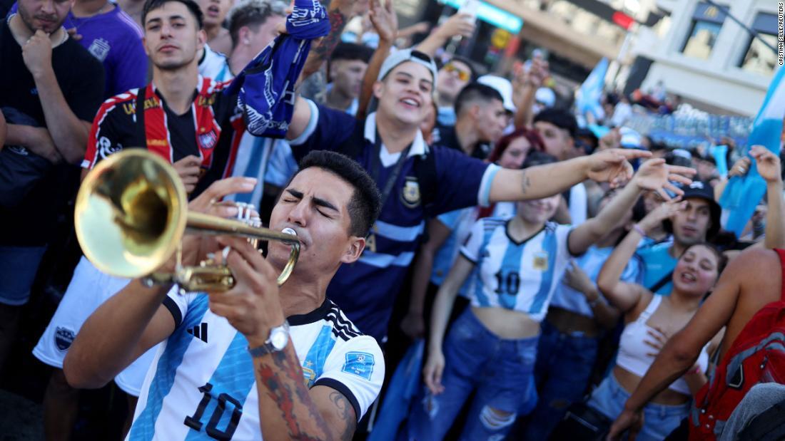 ブエノスアイレスに到着したアルゼンチンの代表チームを祝うファン/Cristina Sille/Reuters