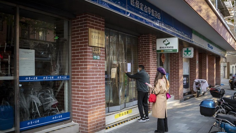 上海の薬局の前に並ぶ顧客＝２０日/Qilai Shen/Bloomberg/Getty Images