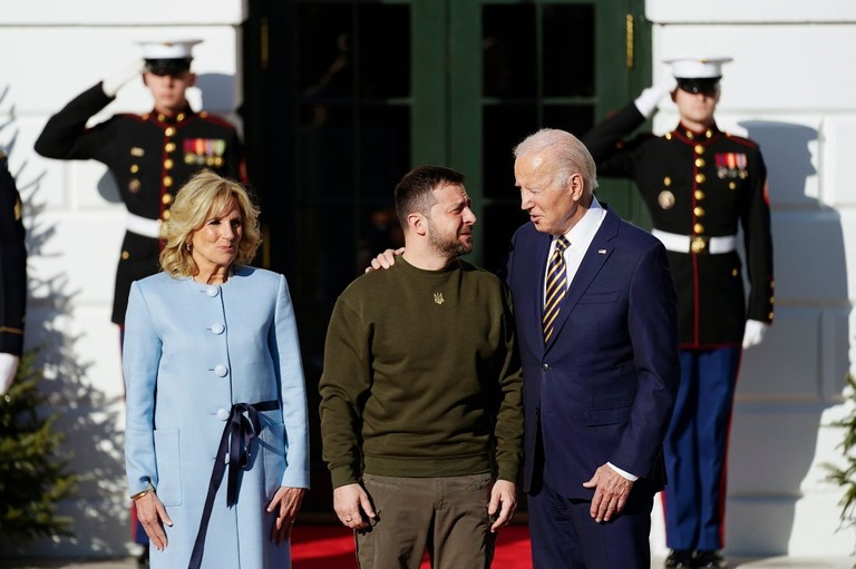 ウクライナのゼレンスキー大統領がバイデン米大統領夫妻の歓迎を受ける＝２１日、米ホワイトハウス/Andrew Harnik/AP