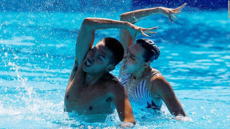今年の世界水泳アーティスティックスイミング混合デュエットに出場する中国の男子選手/Lisa Leutner/Reuters