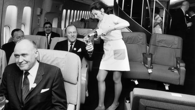 パンナムの乗客にシャンパンを提供する客室乗務員/Tim Graham/Getty Images