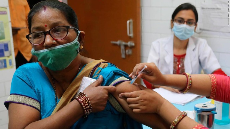 新型コロナの追加（ブースター）接種を受ける人＝インド・ニューデリー
/Naveen Sharma/SOPA/Sipa/AP