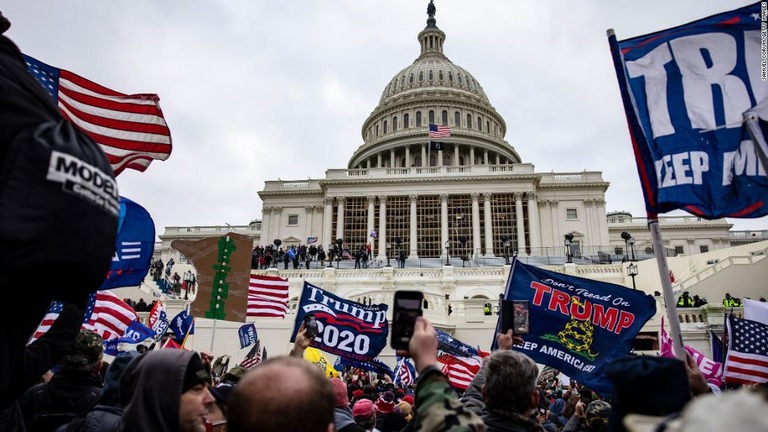 米連邦議会議事堂襲撃事件を調査する特別委員会が、最終報告書を公開した/Samuel Corum/Getty Images