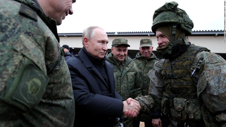 動員されたばかりのロシア軍兵士の訓練場を訪れたロシアのプーチン大統領＝１０月、ロシア西部リャザン州/Kremlin Press Office/Anadolu Agency/Getty Images