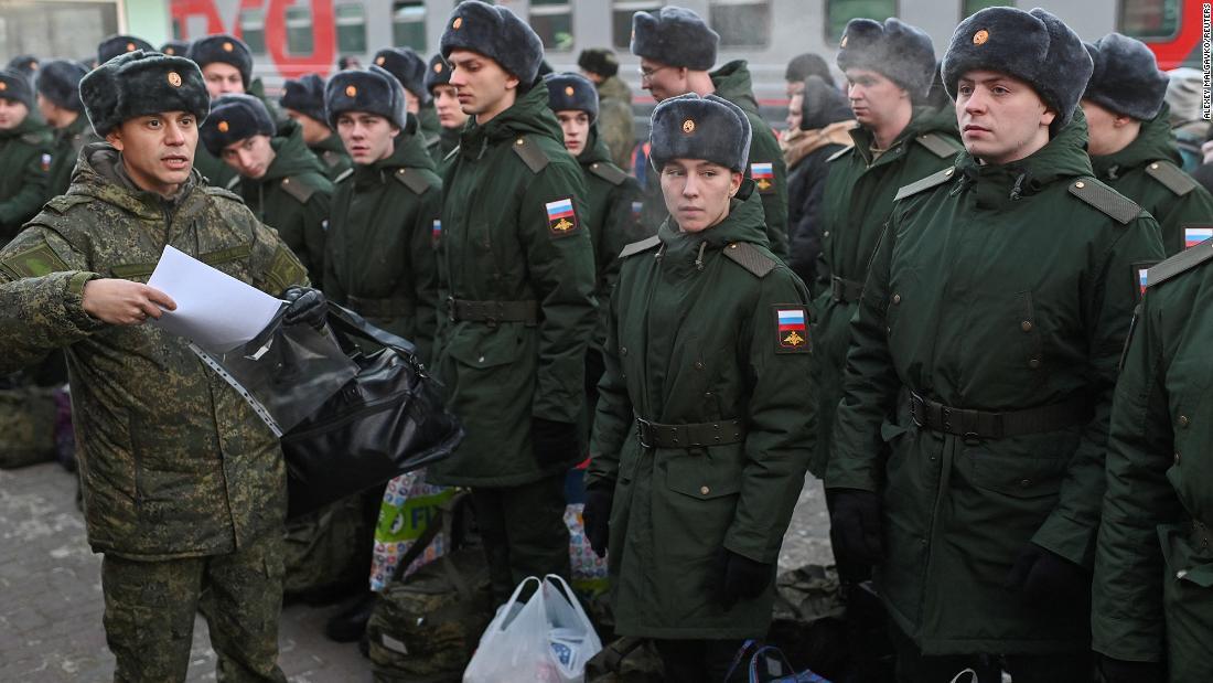 駅で駐屯地への出発前に整列するロシアの徴集兵＝１１月ロシア・シベリアのオムスク/Alexey Malgavko/Reuters