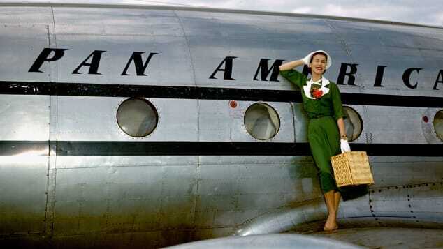 パンナムの機体の前でポーズを取るモデルの女性。1947年撮影/Ivan Dmitri/Michael Ochs Archives/Getty Images