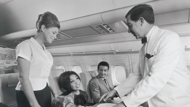 １９６４年のファーストクラスの機内で、ローストビーフを取り分ける客室乗務員/Airline: Style at 30,000 Feet/Keith Lovegrove