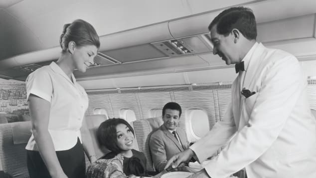 1964年のファーストクラスの機内で、ローストビーフを取り分ける客室乗務員/Airline: Style at 30,000 Feet/Keith Lovegrove