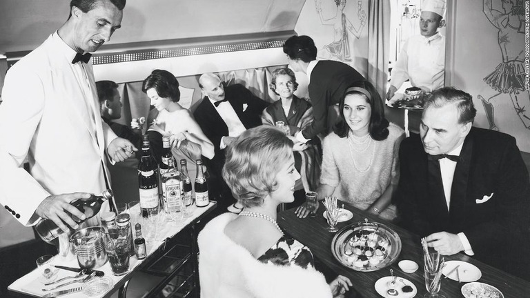 盛装して飲食を楽しむ１９５８年のルフトハンザ航空ファーストクラスの乗客ら/Airline: Style at 30,000 Feet/Keith Lovegrove
