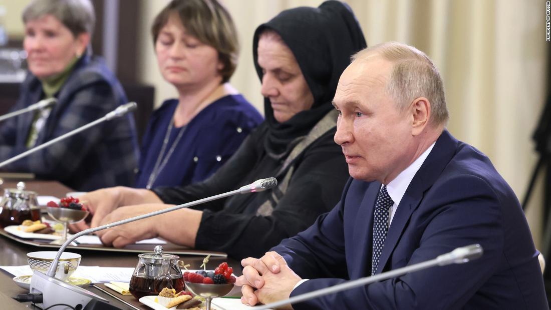 動員批判を受けロシア兵の母親らと面会するロシアのプーチン大統領=11月/President of Russia
