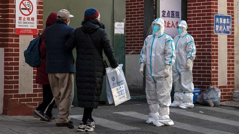 防護服に身を包み、北京の発熱外来で患者の到着を待つ医療従事者ら/Kevin Frayer/Getty Images