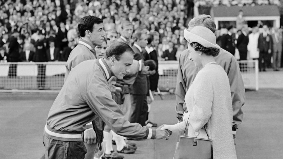 1966年W杯のグループステージ初戦に先立ち、エリザベス女王(右)と握手するコーエン氏/Central Press/Hulton Archive/Getty Images