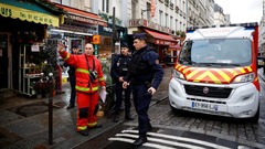パリ銃撃で３人死亡、人種差別動機か　クルド人施設前で抗議デモ