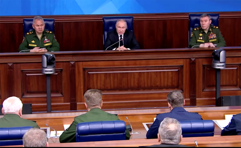 ロシア国防省の拡大幹部会議に出席するプーチン大統領（中央）とショイグ国防相（左）/Reuters