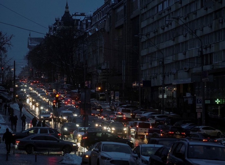 停電になったウクライナ首都キーウの道路を通行する車両/Gleb Garanich/Reuters