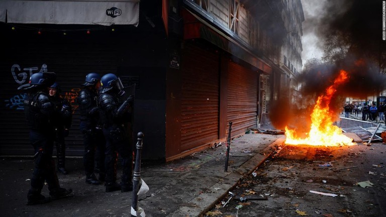 抗議デモが発生した地域で警備にあたる国家憲兵隊の隊員＝２４日、フランス首都パリ/Sarah Meyssonnier/Reuters