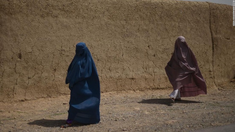 路上を歩く女性＝７月、アフガニスタン・カンダハル/Daniel Leal/AFP/Getty Images