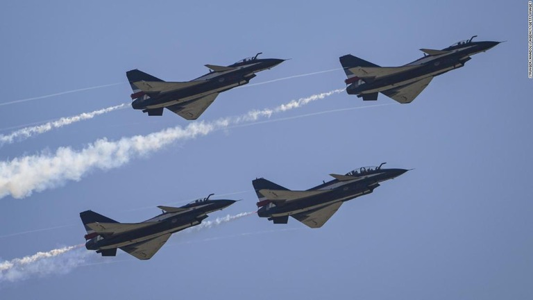 航空ショーに登場した中国の戦闘機「Ｊ１０」/Stringer/Anadolu Agency/Getty Images
