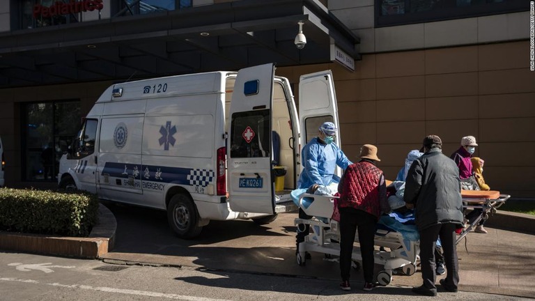 患者を搬送する救急隊員＝２３日、上海/Qilai Shen/Bloomberg/Getty Images