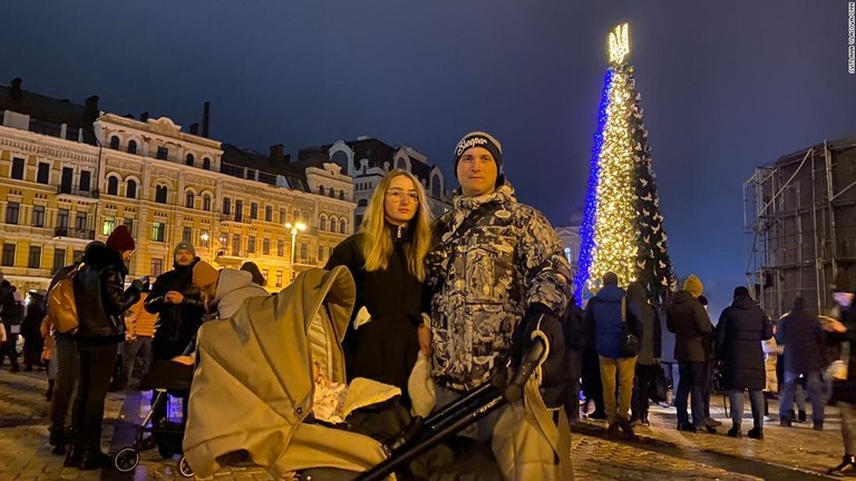 キーウ市内の広場で写真を撮るカップル/Svitlana Vlasova/CNN