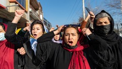 タリバンが街頭デモの女性に放水、大学教育の停止に抗議　アフガン