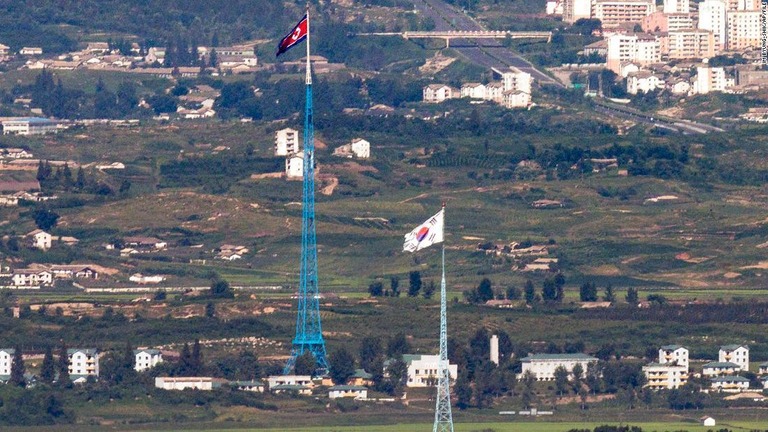 国境地帯で風に揺れる韓国と北朝鮮の国旗/Im Byung-shik/AP/File